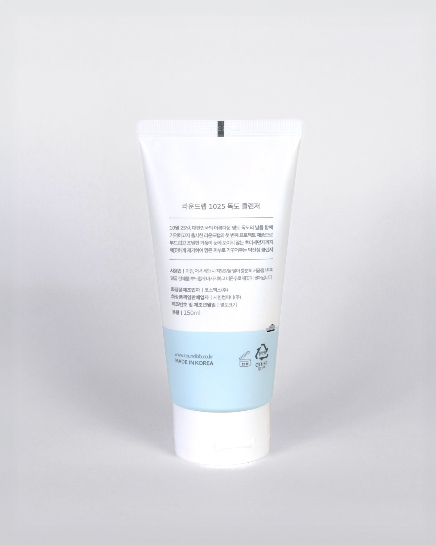 Round Lab 1025 Dokdo Cleanser – Textura en espuma cremosa que limpia profundamente la piel sin causar irritación ni sensación tirante.