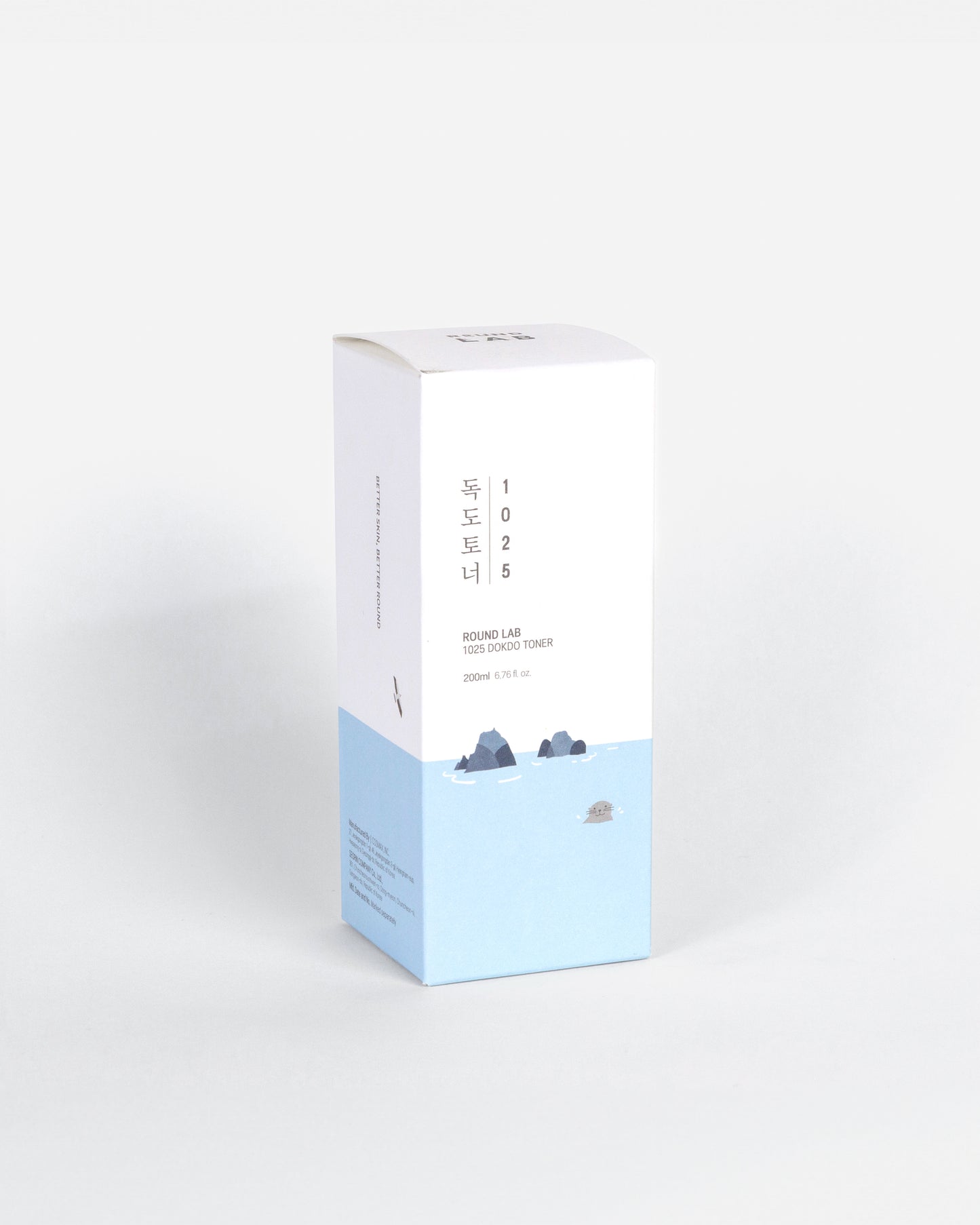 Empaque de Round Lab 1025 Dokdo Toner – Botella con diseño minimalista y agua mineral profunda para restaurar la hidratación y el equilibrio de la piel.