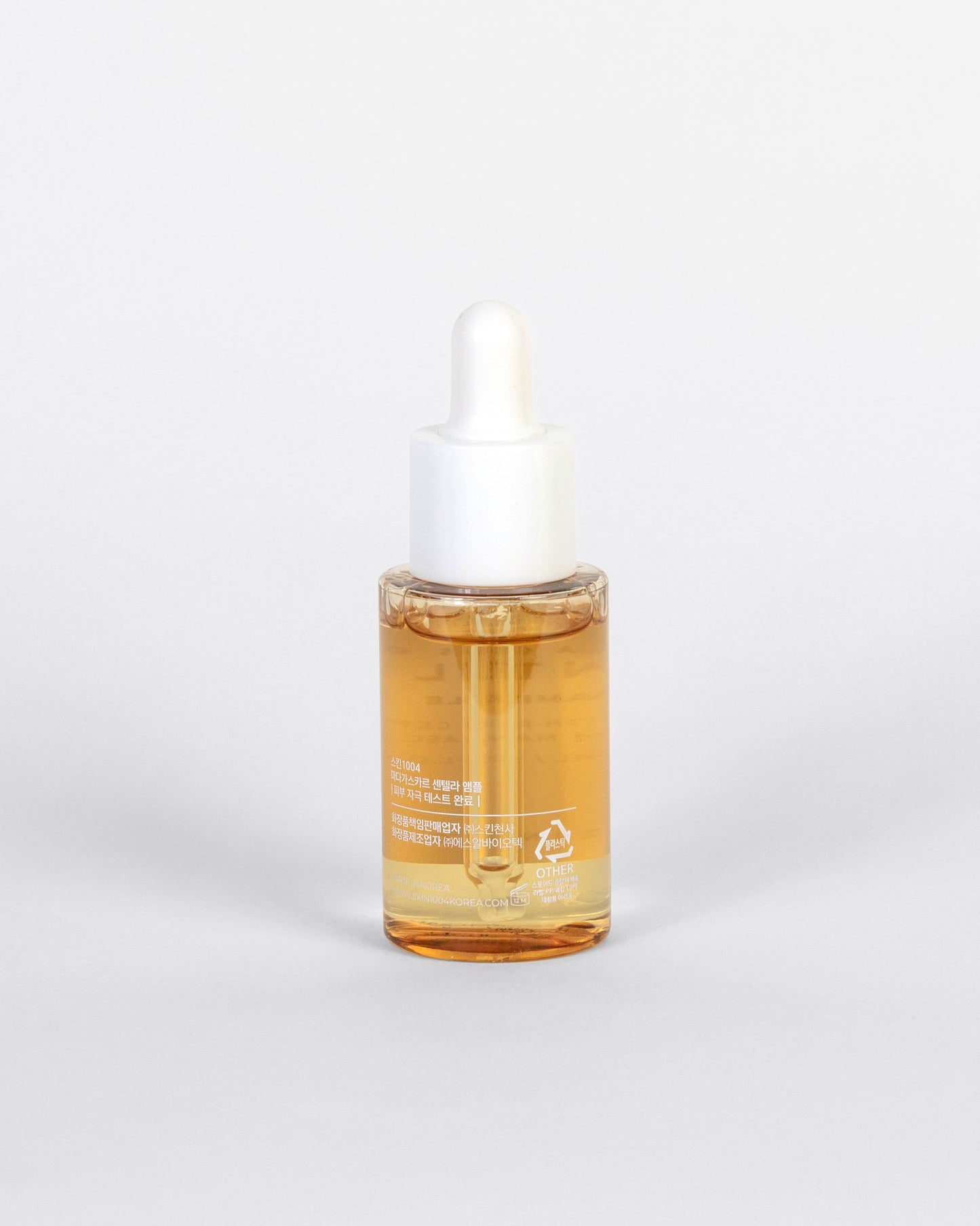 Skin1004 Madagascar Centella Ampoule – Textura ligera y acuosa con rápida absorción para calmar e hidratar la piel sin sensación grasosa.
