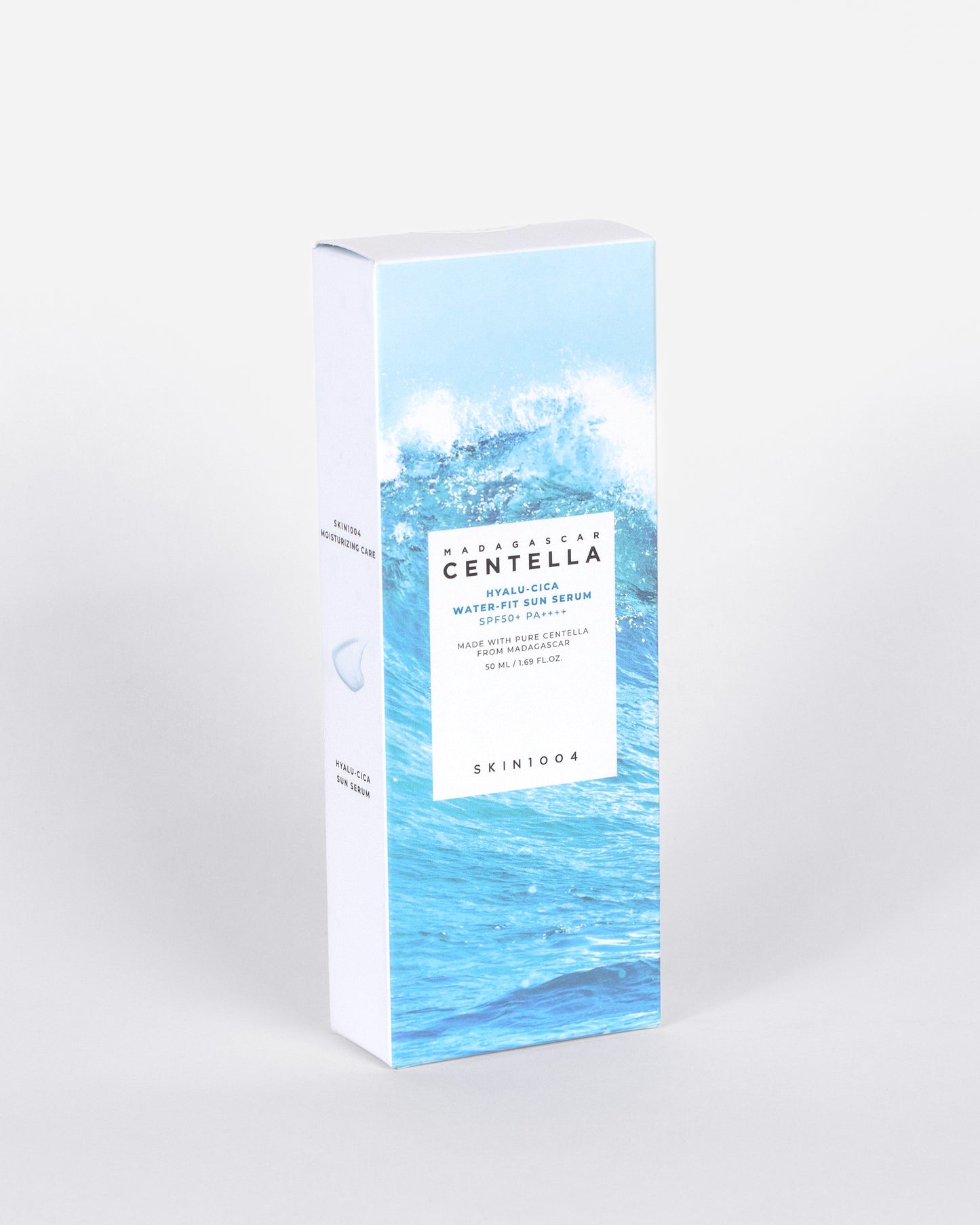 Empaque de Skin1004 Madagascar Centella Hyalu-Cica Water-Fit Sun Serum – Botella minimalista con protector solar hidratante y calmante para todo tipo de piel.
