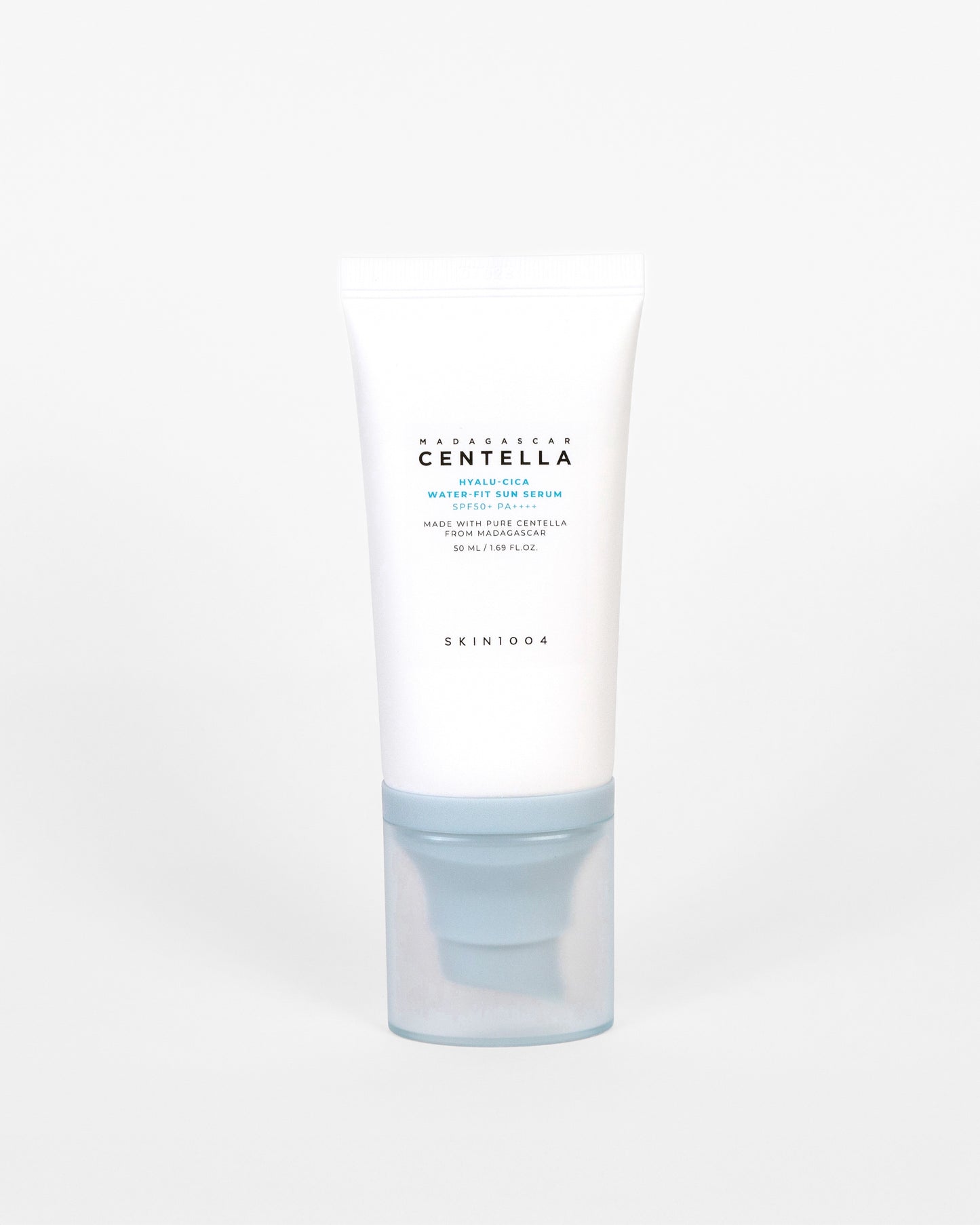 Skin1004 Madagascar Centella Hyalu-Cica Water-Fit Sun Serum – Protector solar ligero con SPF50+ PA++++, hidratante y calmante con centella asiática y ácido hialurónico.