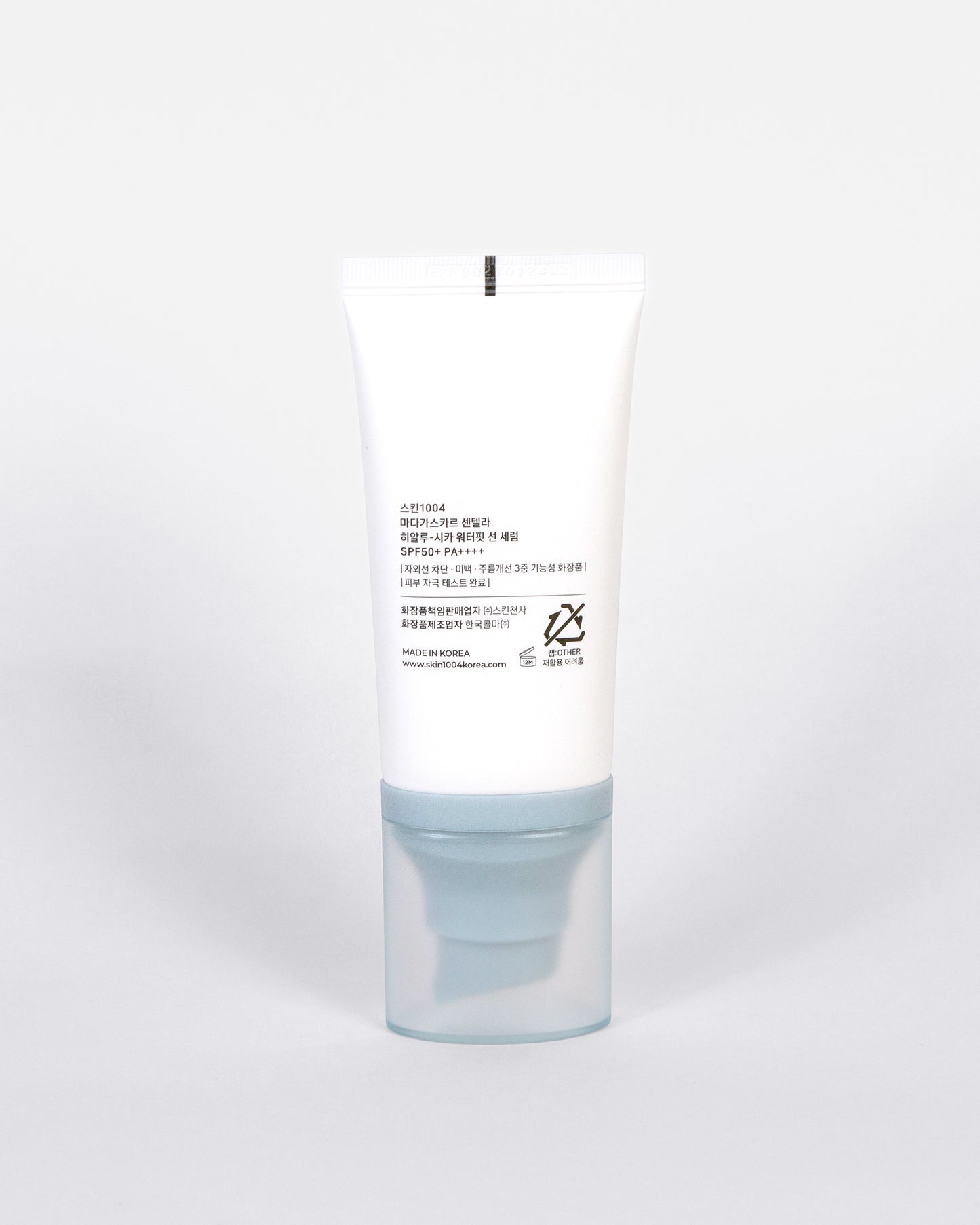 Skin1004 Madagascar Centella Hyalu-Cica Water-Fit Sun Serum – Textura acuosa y ligera que se absorbe rápidamente sin dejar sensación pegajosa ni residuos blancos.