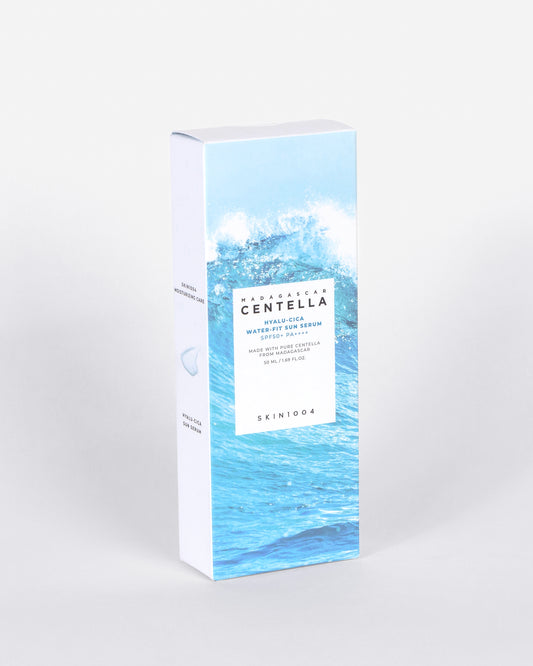 Skin1004 Madagascar Centella Hyalu-Cica Water-Fit Sun Serum – Protector solar ligero con SPF50+ PA++++, hidratante y calmante con centella asiática y ácido hialurónico.